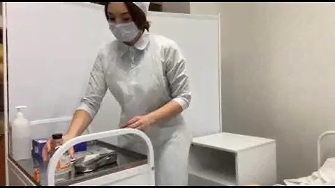 Катетеризация мочевого пузыря женщины катетером Нелатона